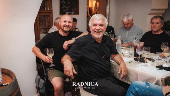 Radnica cafe & wine, ľudia na ochutnávke 