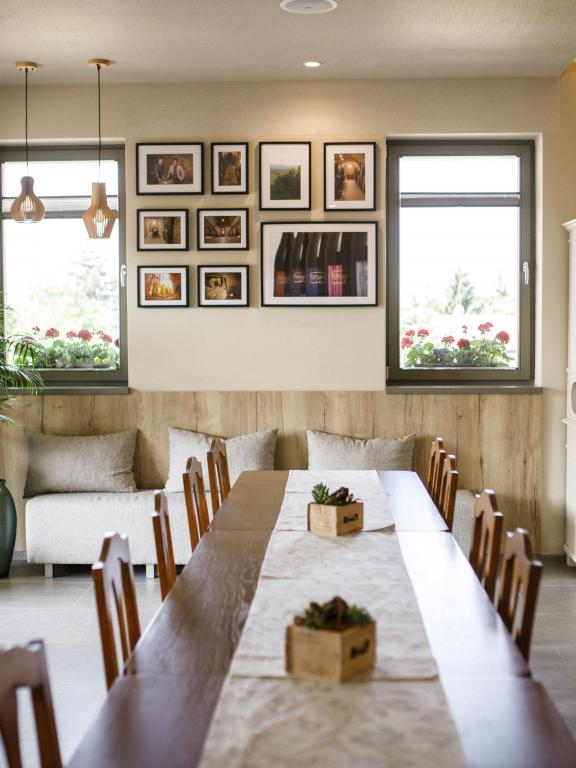 Vinárstvo Kasnyik - degustačná miestnosť, pohľad na stred