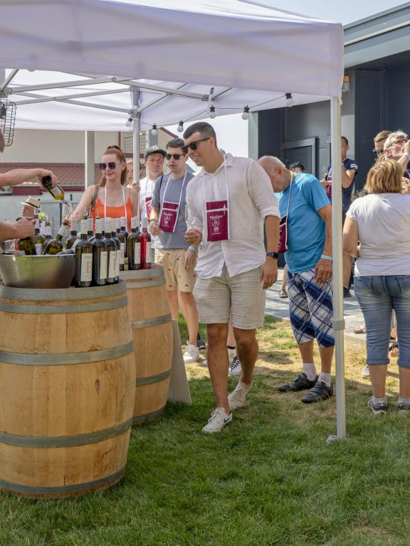 Bartonik vinárstvo, ochutnávka vína vonku