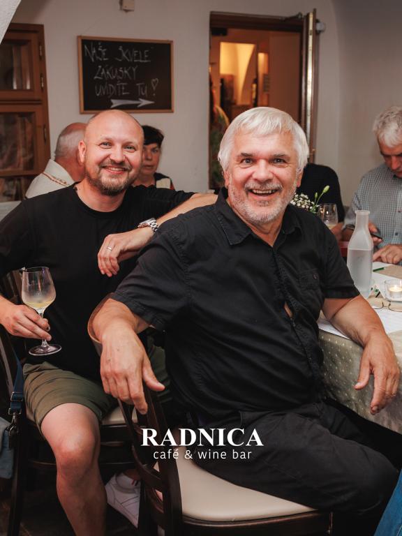 Radnica cafe &amp; wine, ľudia na ochutnávke