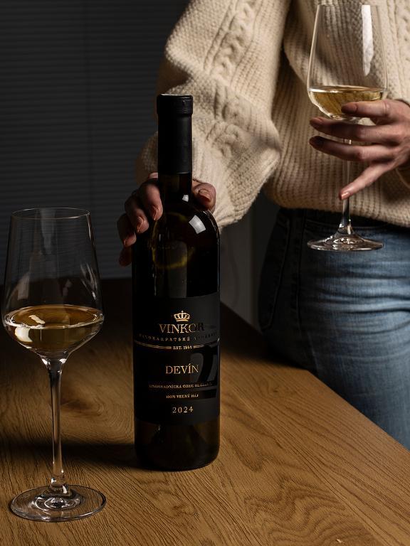 Vinkor - nalievanie vína