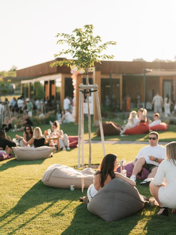 Garden party - Frtus winery, chill vonku