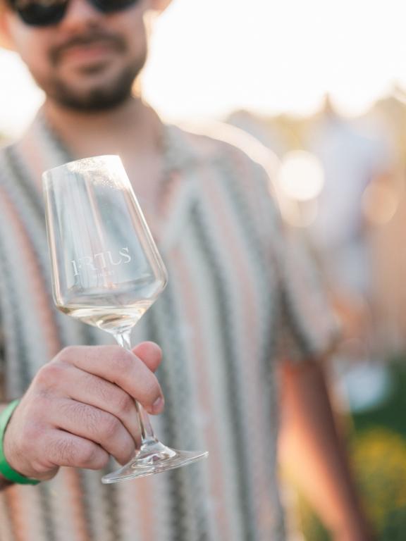 Garden party - Frtus winery, pohár vína v ruke