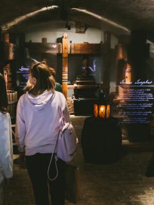 Návštevníci počas degustácie v Malokarpatskom múzeu v Pezinku. Foto: Eva Amzlerová
