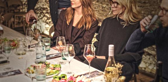 Tri hony vinárstvo - degustácia v pivnici, nalievanie vína