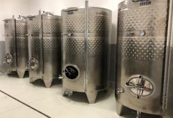 Nerezové sudy v pivnici vinárstca JP Winery