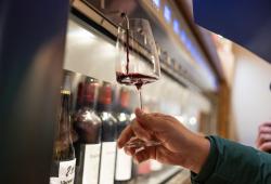 Malokarpatský salón vín - nalievanie vína