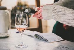 Vinárska ulička 2026 - nalievanie vína