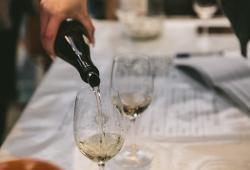 Vinárska ulička - nalievanie vzorky vína