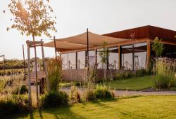 Letná terasa vinárstva Frtus Winery pri západe slnka